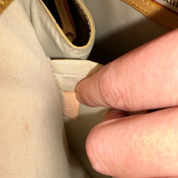 AUTHENTIC- Louis Vuitton Brea MM in Blanc Corail Vernis - Picture 10 of 15